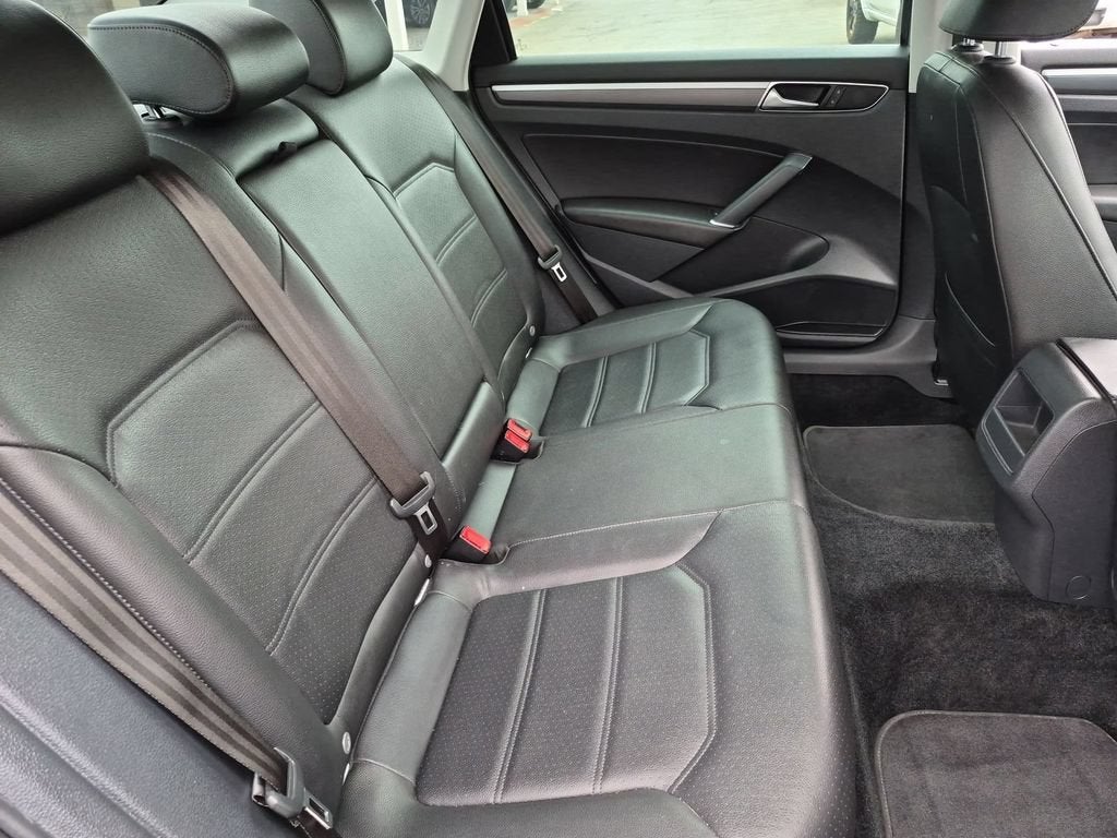 2017 Volkswagen Passat R-Line w/Comfort Pkg