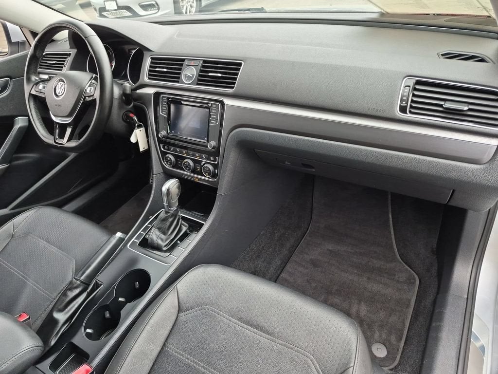2017 Volkswagen Passat R-Line w/Comfort Pkg