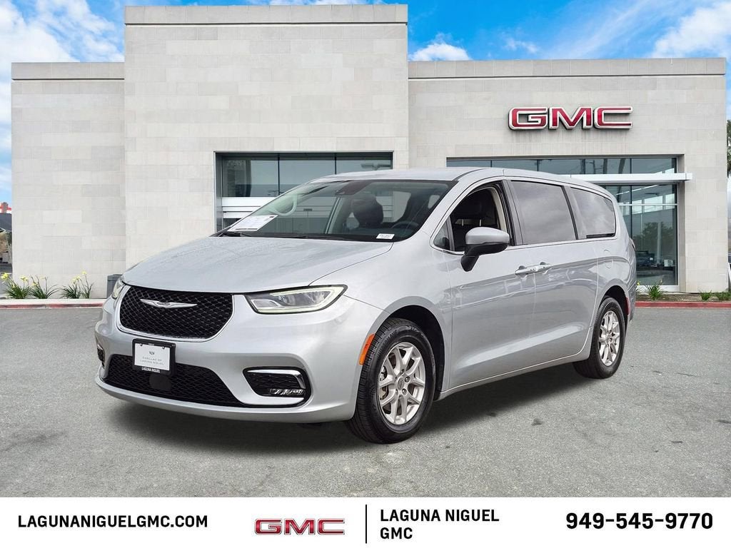 2023 Chrysler Pacifica Touring L's photo